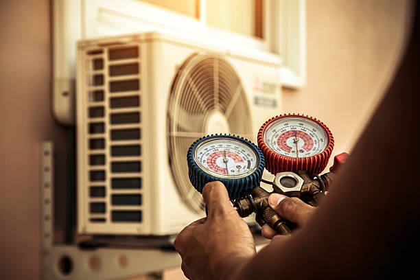 Professional Hvac technician working in Maplewood, MO